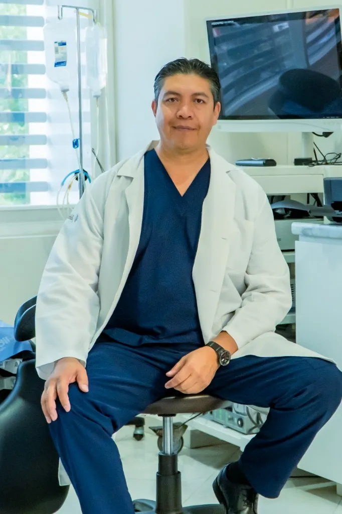 Dr. Mauro en procedimientos y quirófano