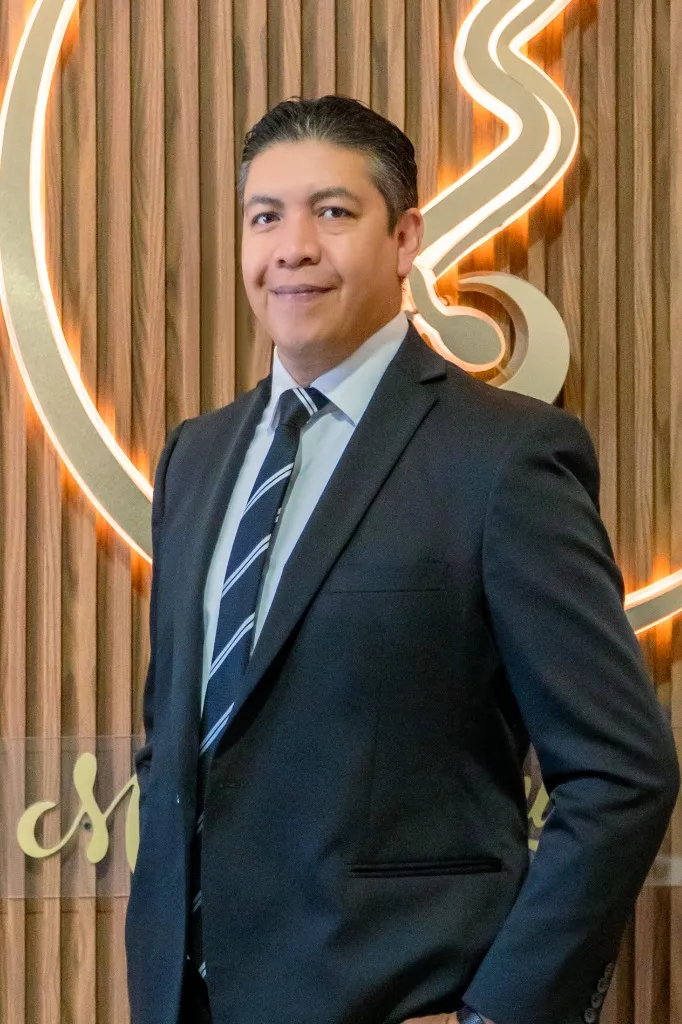 Dr. Mauro en instalaciones de la clínica