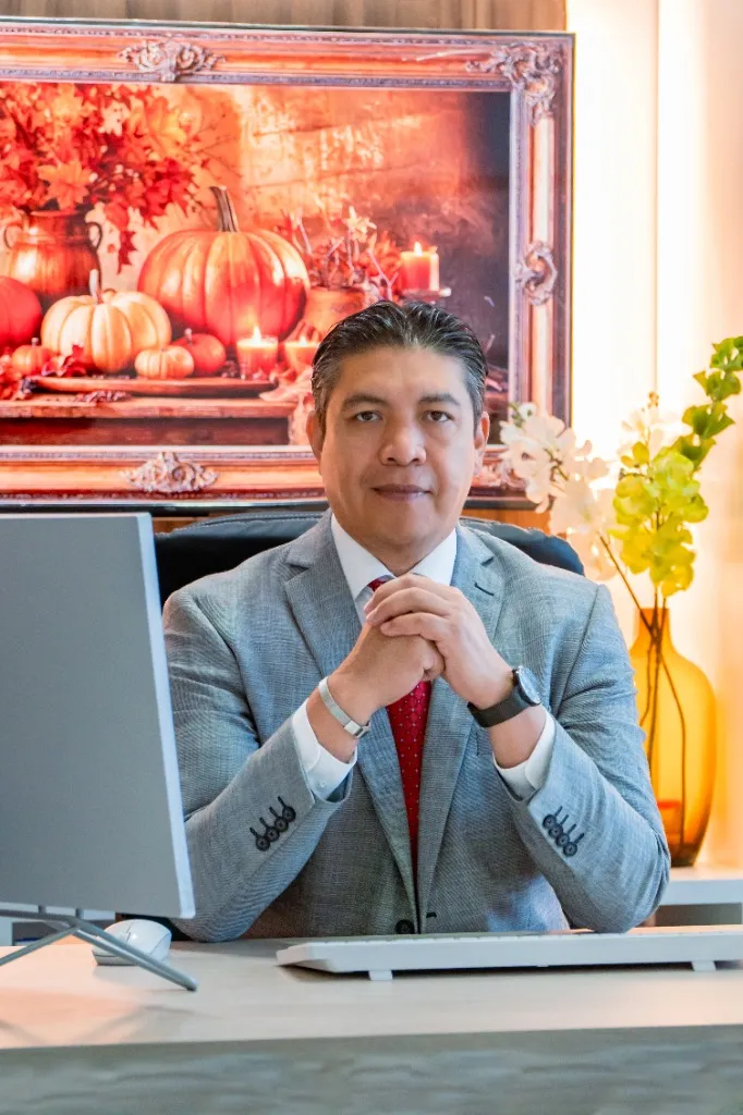 Dr. Mauro De Luna en consulta médica